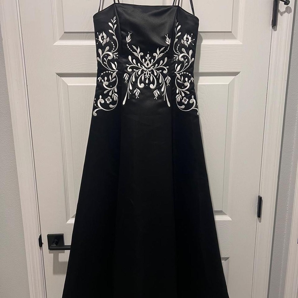 Betsy & Adam by Linda Penell Floral Black Embroidered Dress sz 6